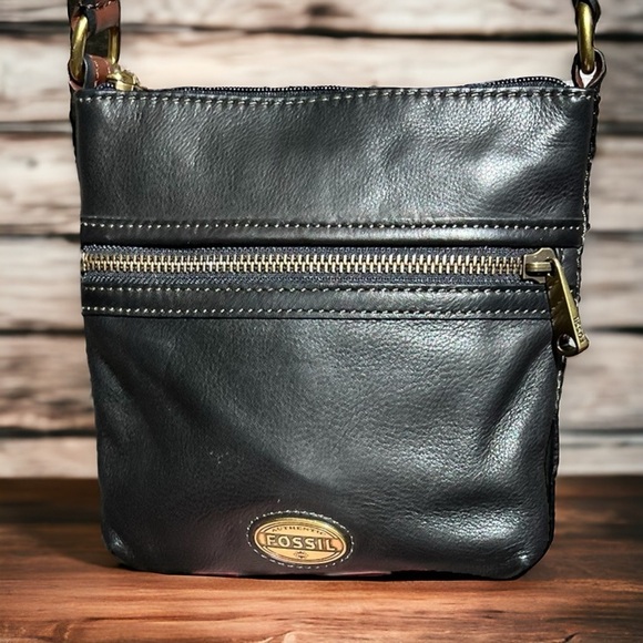 🌻FOSSIL Black Leather Explorer Crossbody;  Brass Hardware - Picture 1 of 11